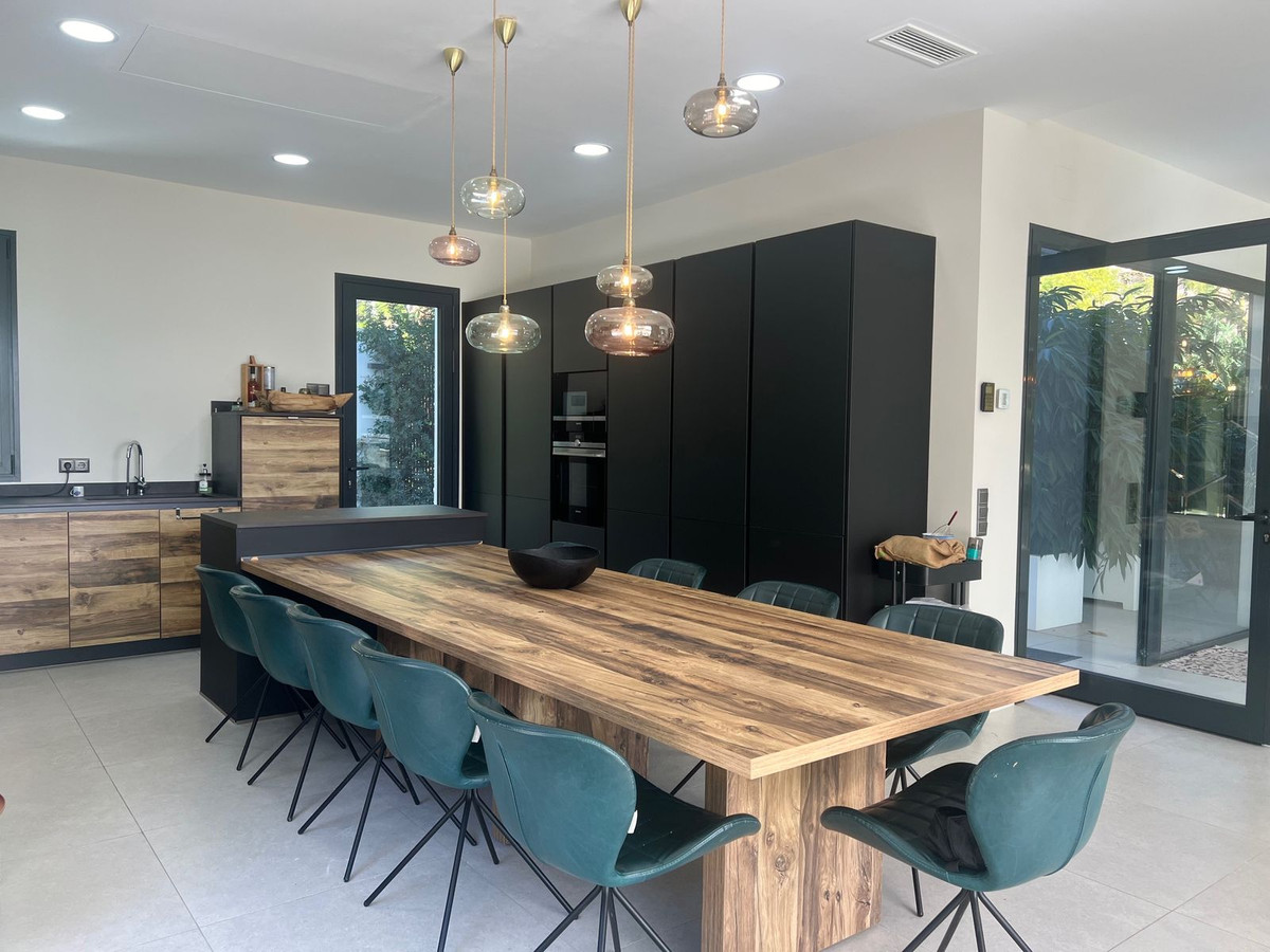 6 Bedroom Villa for Sale in Nagüeles — 6