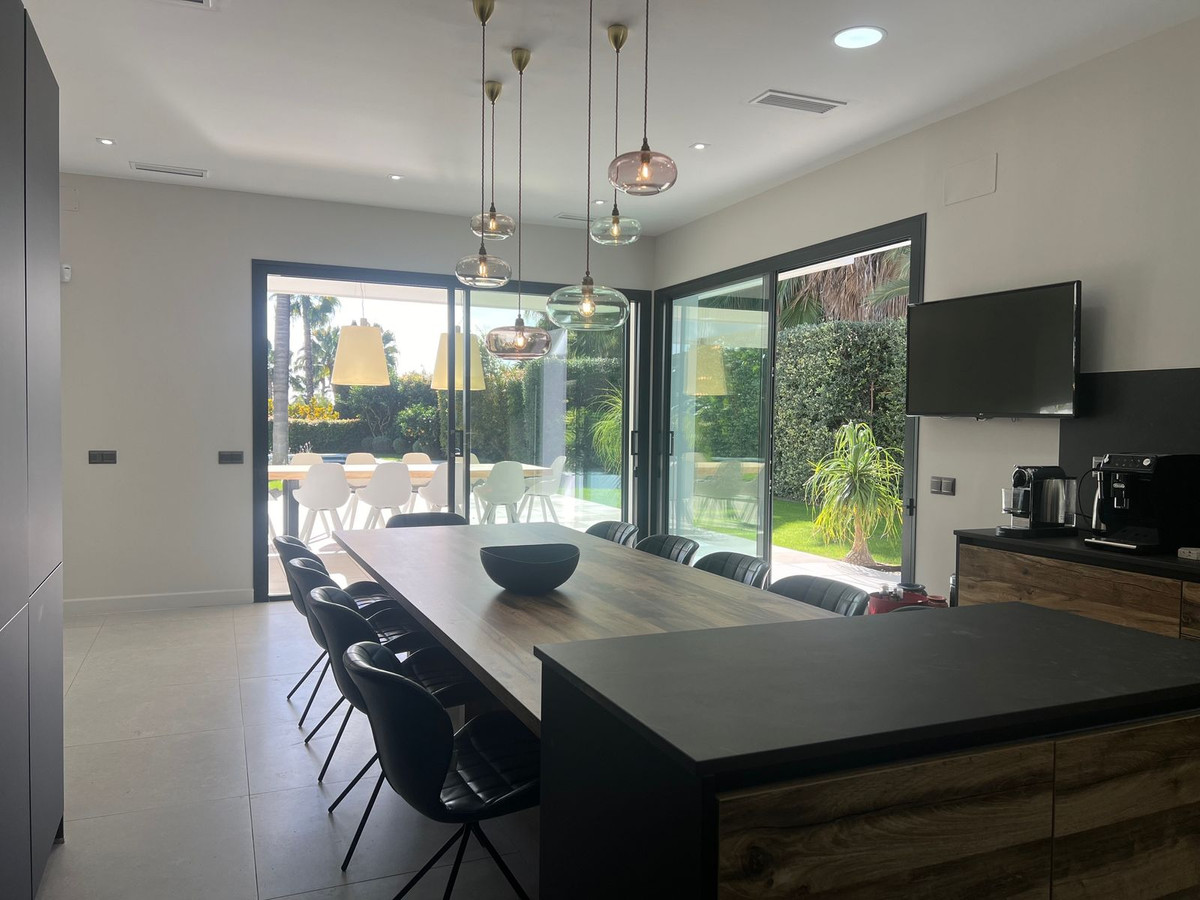 6 Bedroom Villa for Sale in Nagüeles — 8