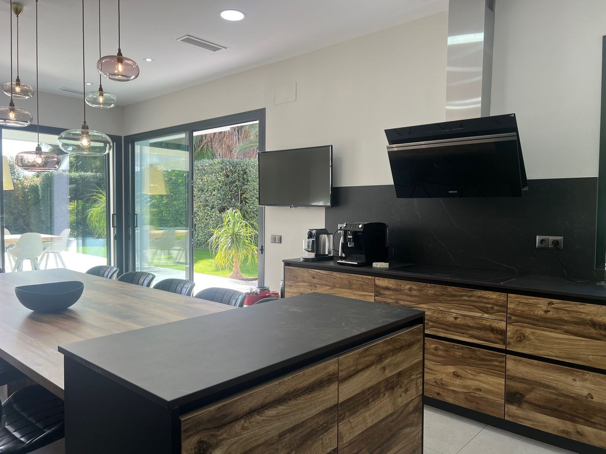 6 Bedroom Villa for Sale in Nagüeles — 9