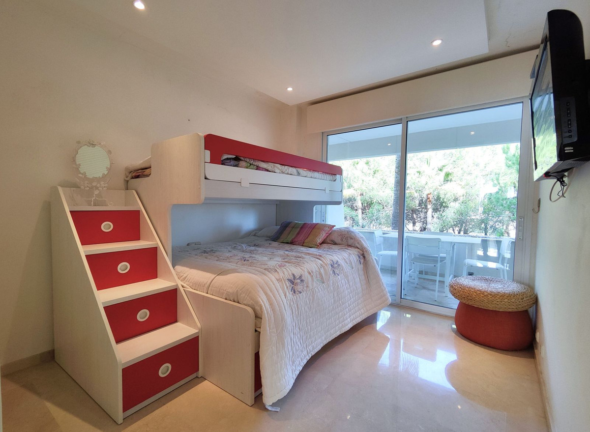 3 Bedroom Apartment for Sale in Estepona — view 11