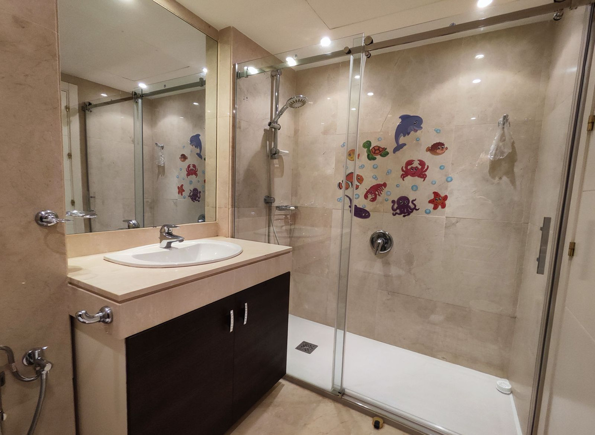3 Bedroom Apartment for Sale in Estepona — view 14
