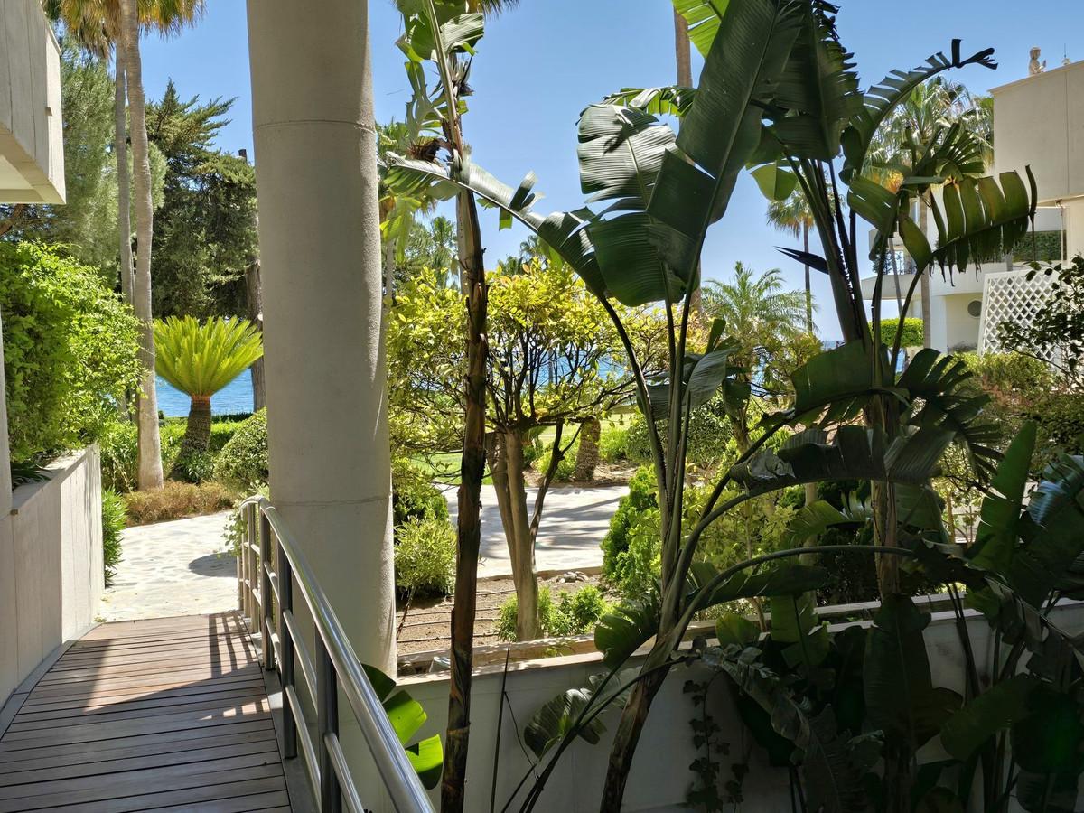 3 Bedroom Apartment for Sale in Estepona — view 16