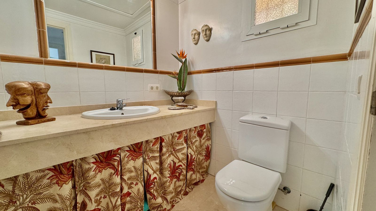 4 Bedroom Villa for Sale in Puerto Banús — view 14
