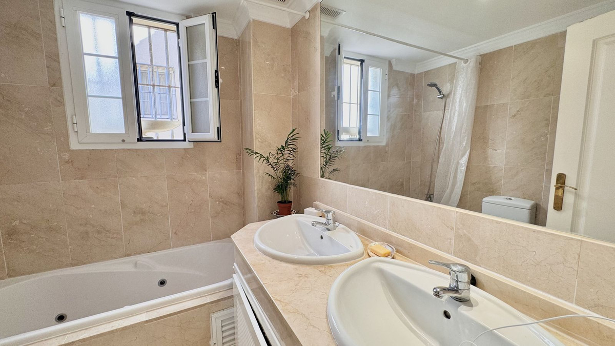 4 Bedroom Villa for Sale in Puerto Banús — view 18