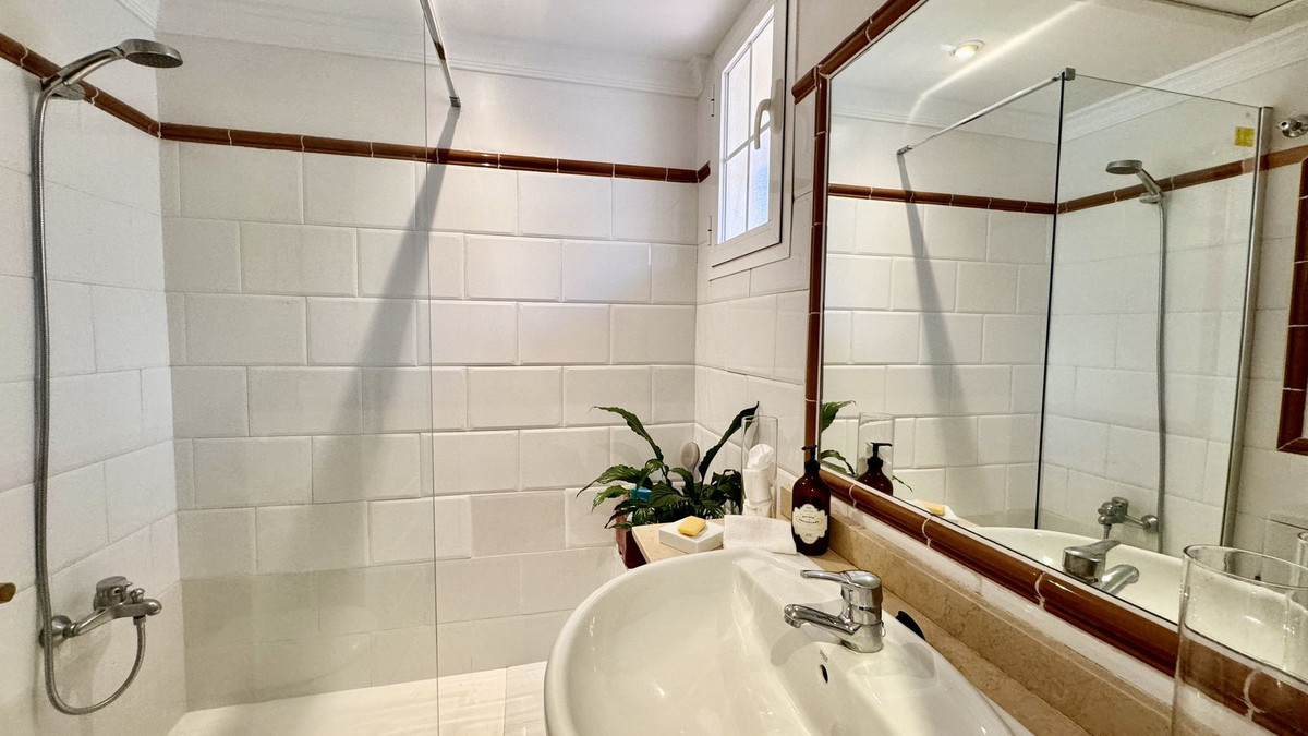 4 Bedroom Villa for Sale in Puerto Banús — view 20