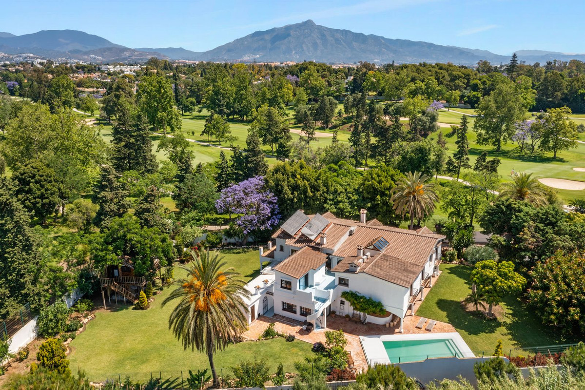 4 Bedroom Villa for Sale in Guadalmina Baja