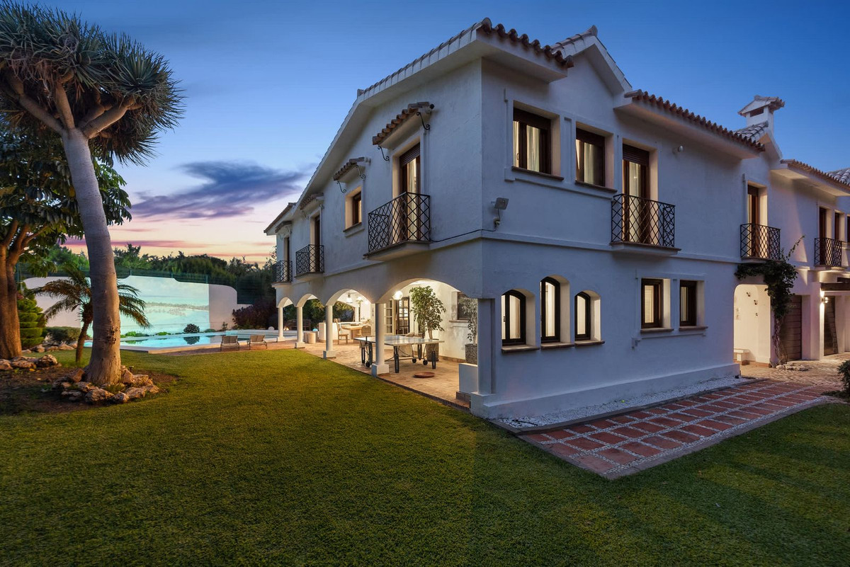 4 Bedroom Villa for Sale in Guadalmina Baja — 2