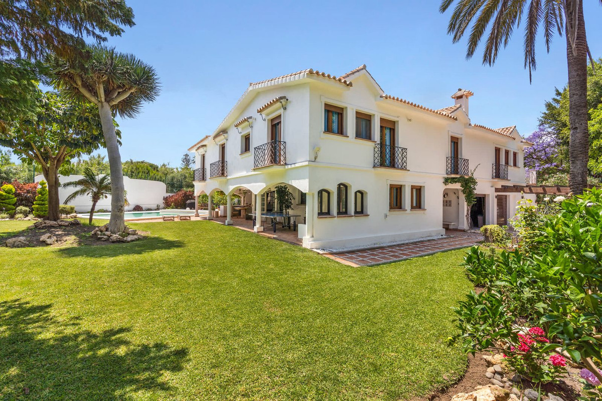 4 Bedroom Villa for Sale in Guadalmina Baja — 3