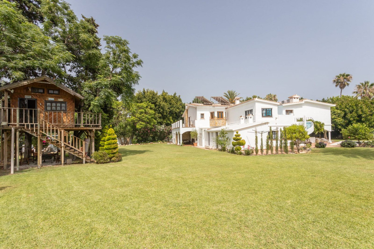 4 Bedroom Villa for Sale in Guadalmina Baja — 4