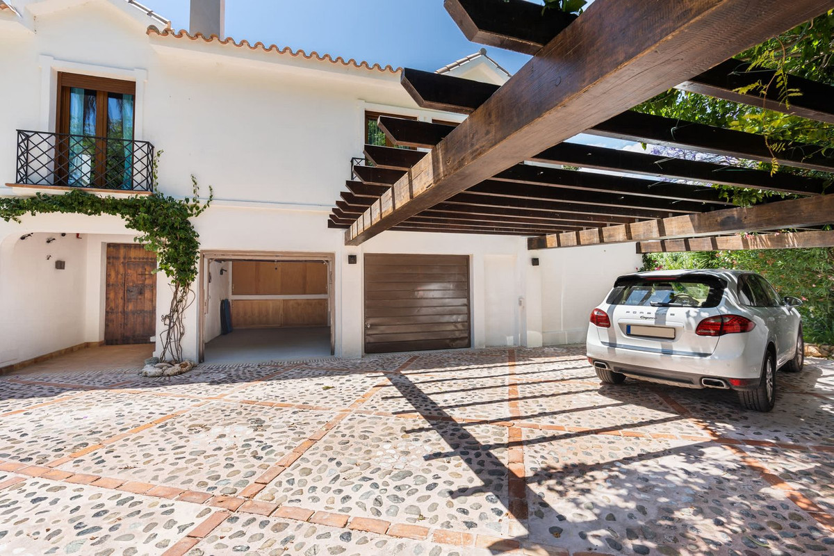 4 Bedroom Villa for Sale in Guadalmina Baja — 5