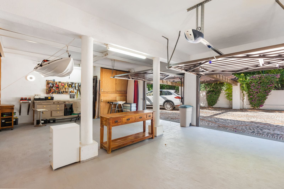 4 Bedroom Villa for Sale in Guadalmina Baja — 6