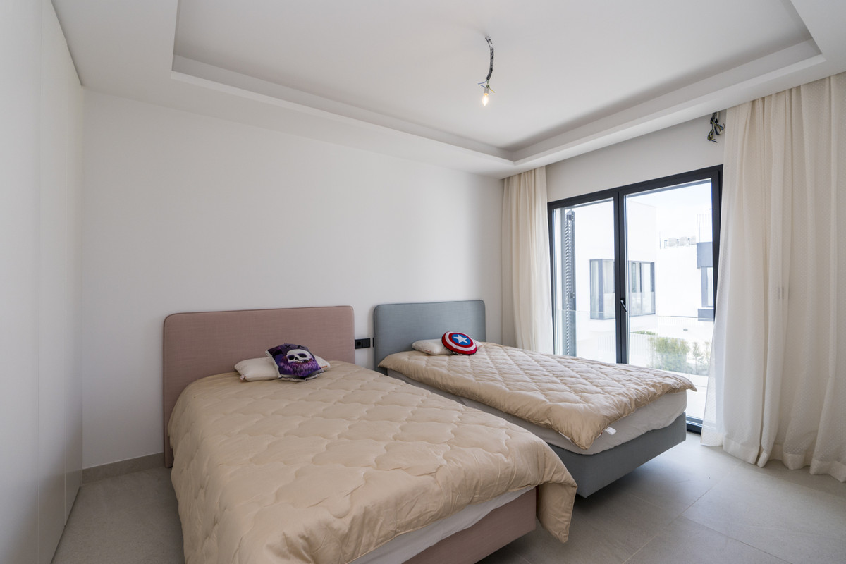 4 Bedroom Villa for Sale in Estepona — view 17