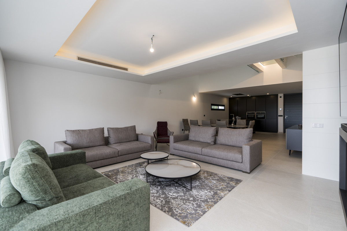 4 Bedroom Villa for Sale in Estepona — 4