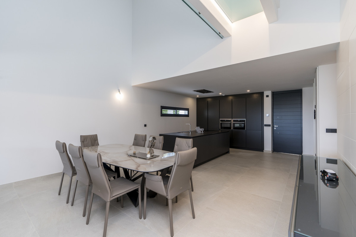 4 Bedroom Villa for Sale in Estepona — 9