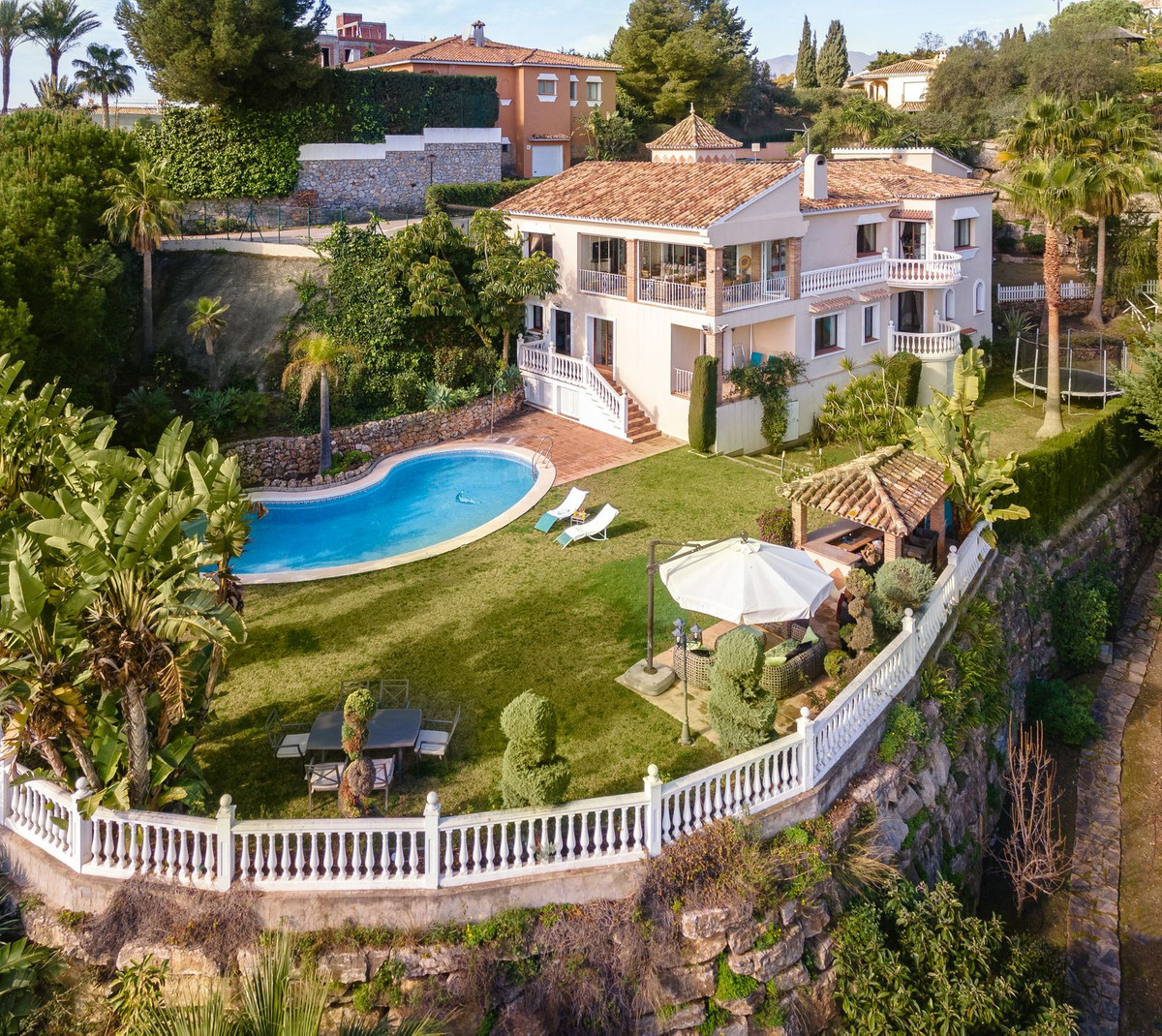 6 Bedroom Villa for Sale in El Paraiso