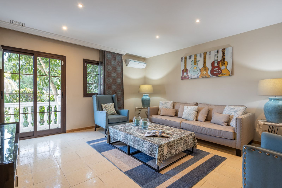 6 Bedroom Villa for Sale in El Paraiso — view 14