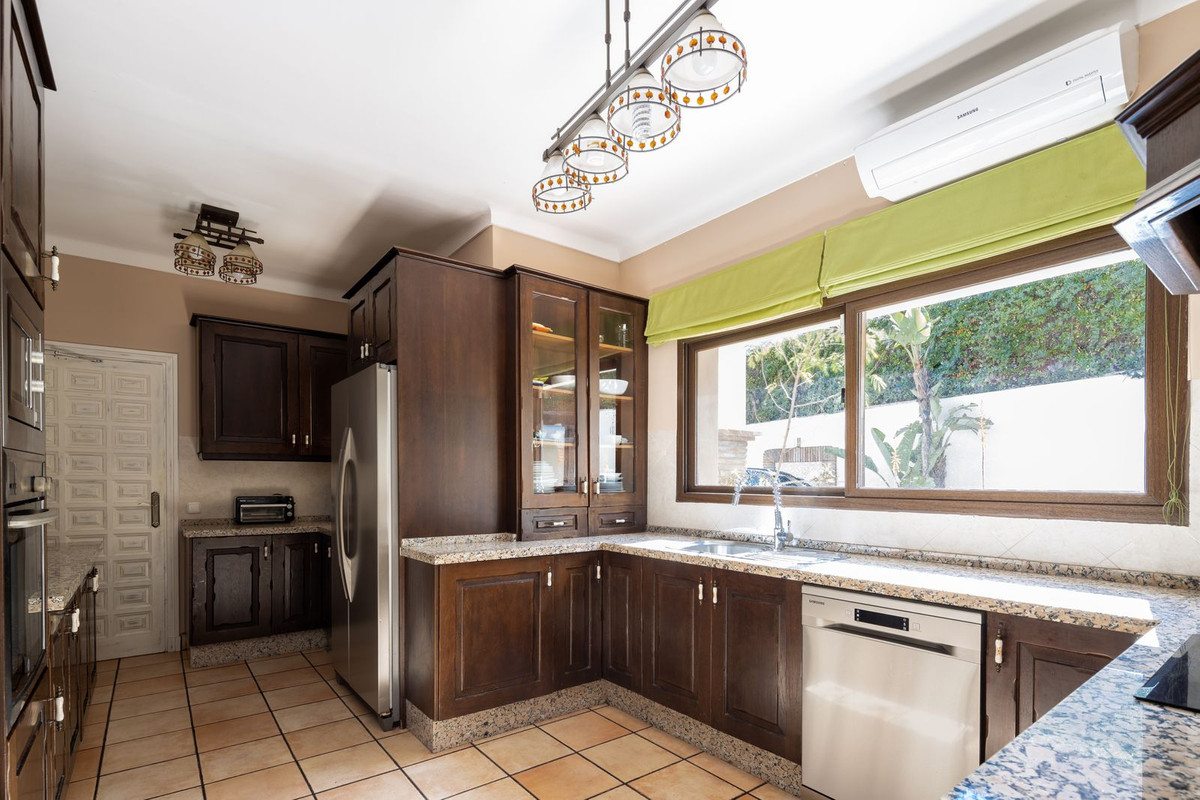6 Bedroom Villa for Sale in El Paraiso — view 15