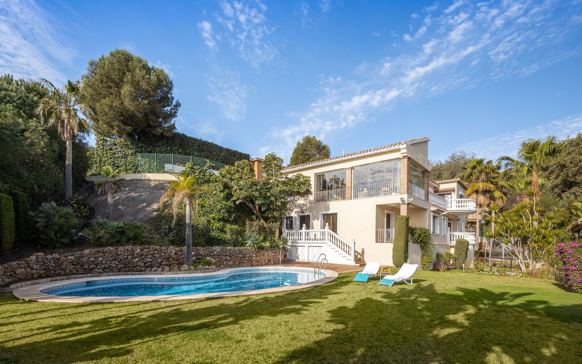 6 Bedroom Villa for Sale in El Paraiso — view 17