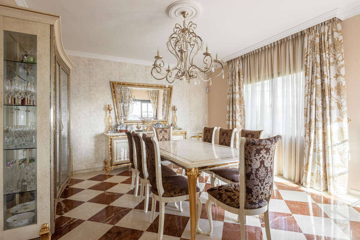 6 Bedroom Villa for Sale in El Paraiso — view 20