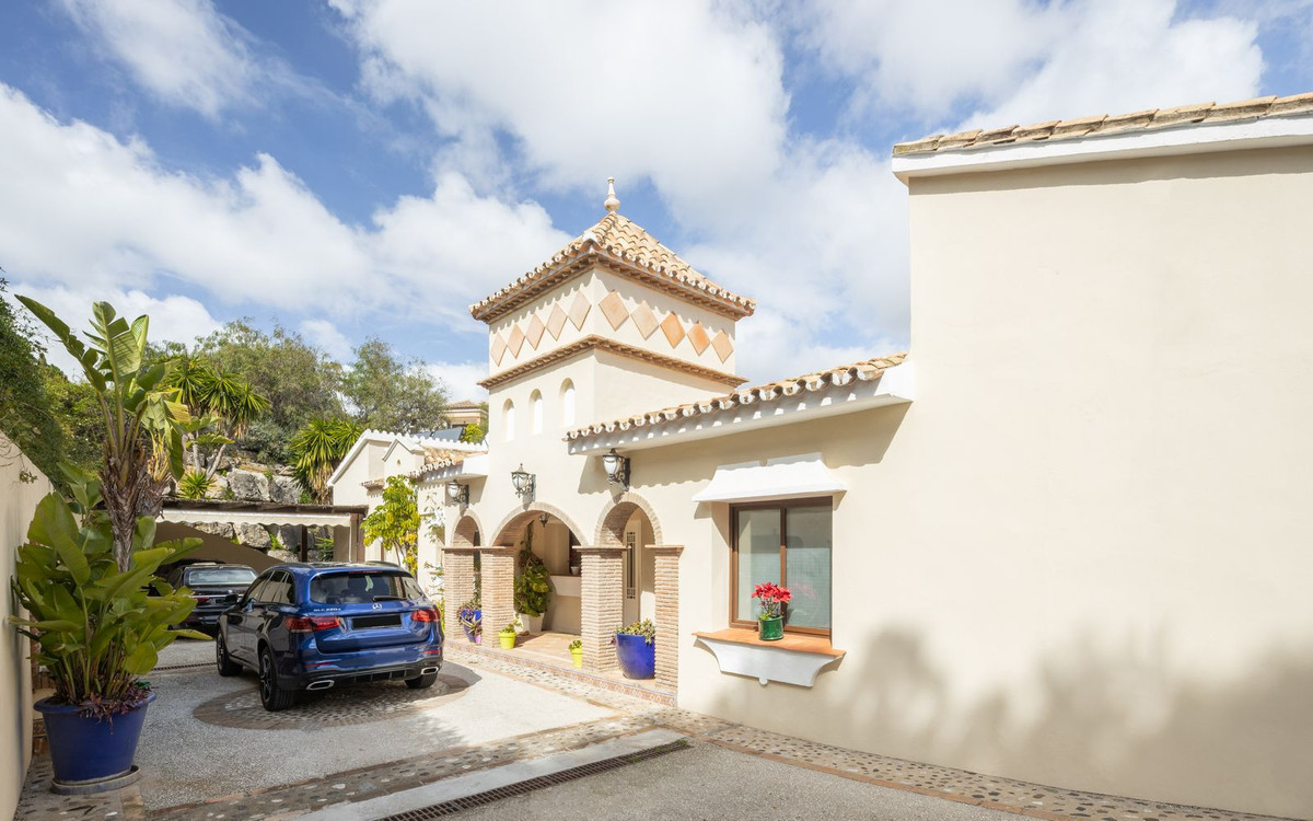 6 Bedroom Villa for Sale in El Paraiso — 3