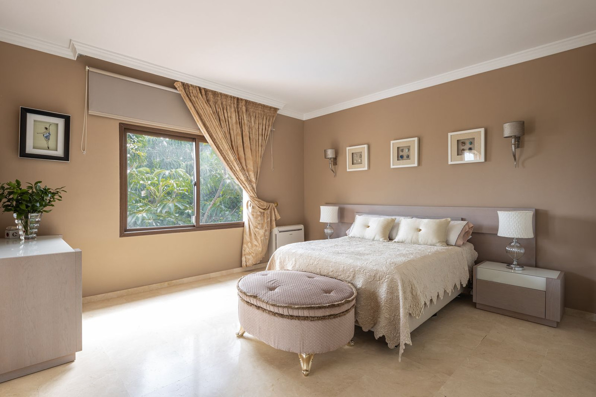 6 Bedroom Villa for Sale in El Paraiso — 4