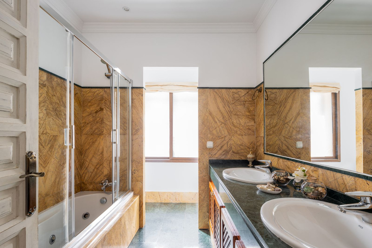 6 Bedroom Villa for Sale in El Paraiso — 5