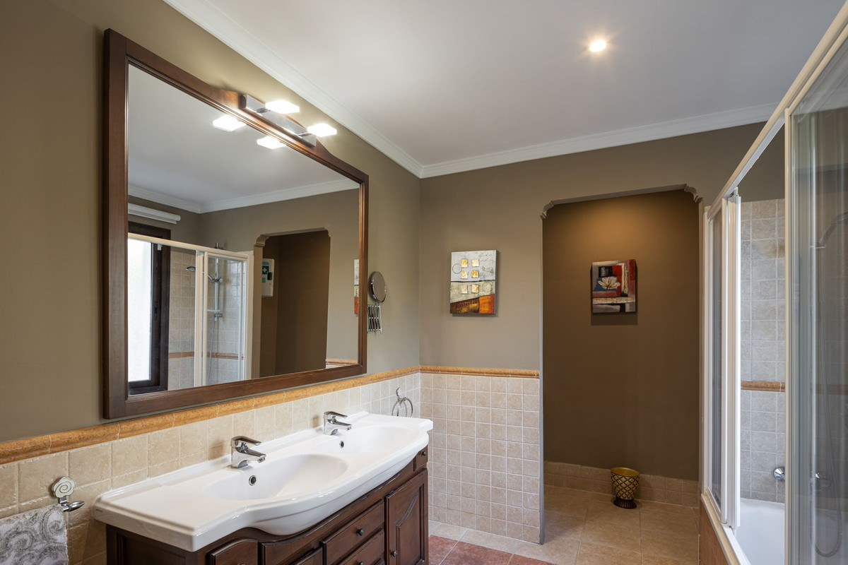 6 Bedroom Villa for Sale in El Paraiso — 6