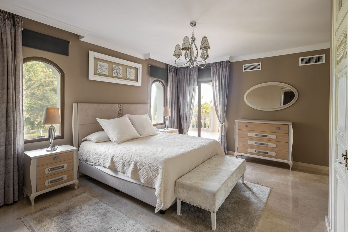 6 Bedroom Villa for Sale in El Paraiso — 7
