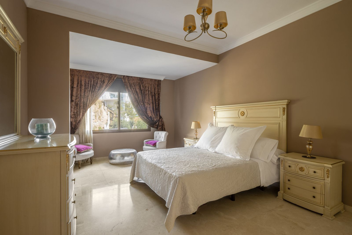 6 Bedroom Villa for Sale in El Paraiso — 9