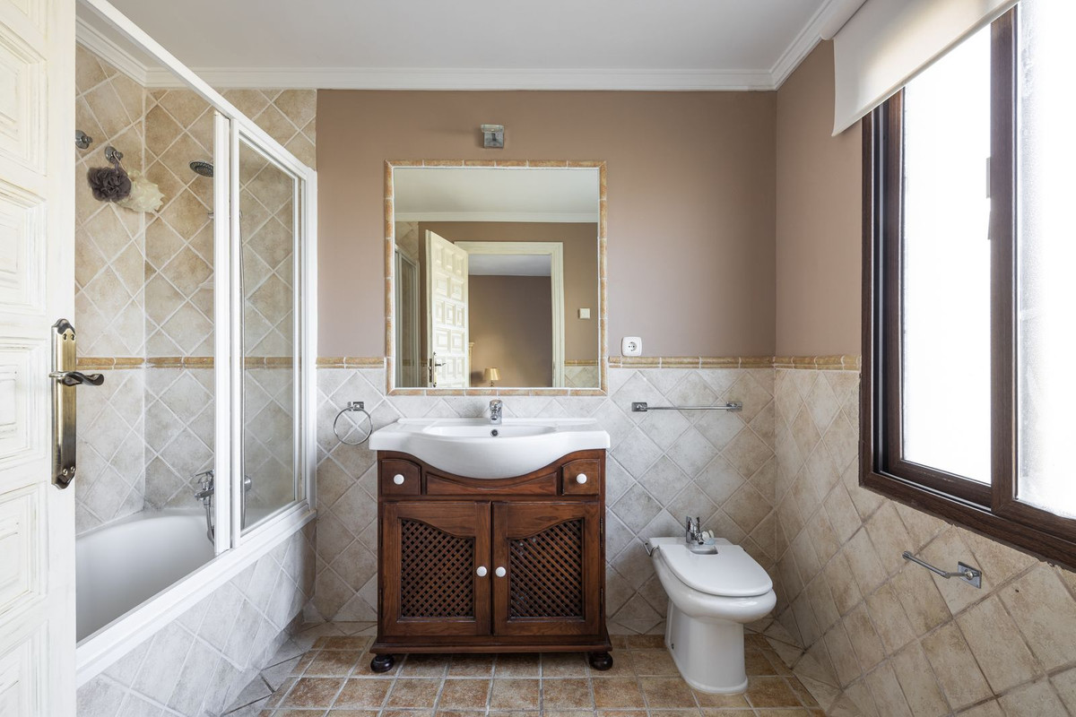 6 Bedroom Villa for Sale in El Paraiso — view 10