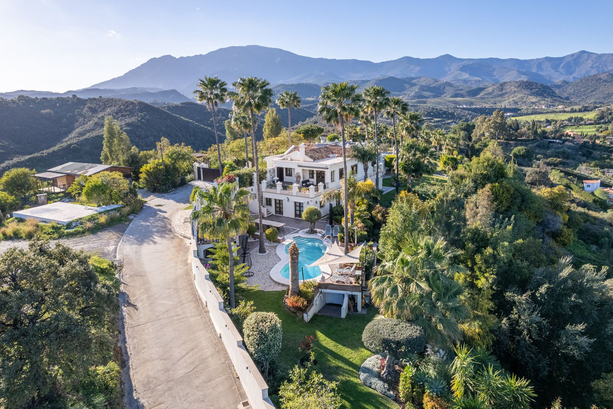 6 Bedroom Villa for Sale in Estepona