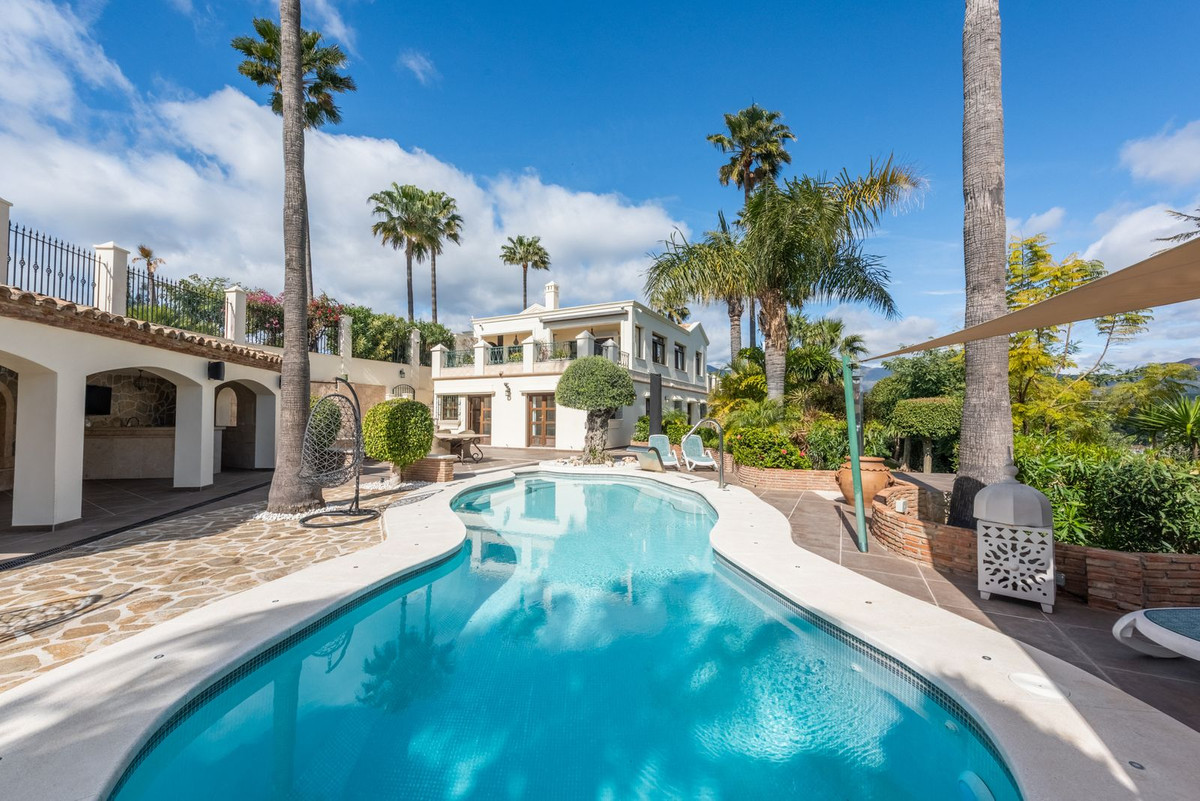 6 Bedroom Villa for Sale in Estepona — 2