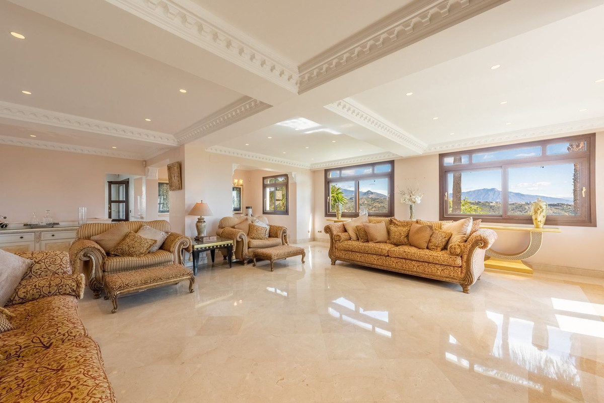 6 Bedroom Villa for Sale in Estepona — view 12
