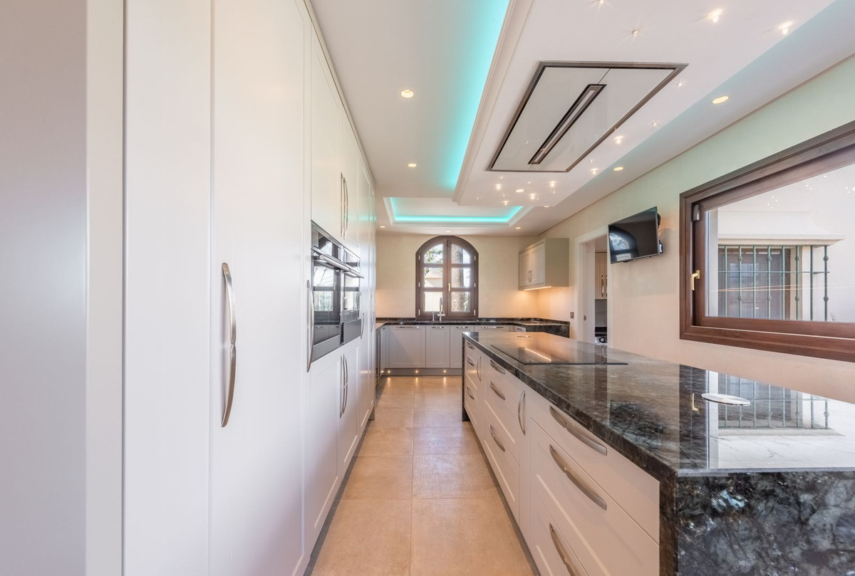6 Bedroom Villa for Sale in Estepona — view 15