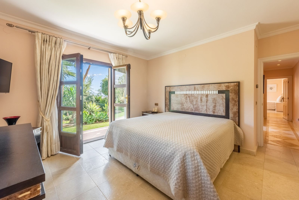 6 Bedroom Villa for Sale in Estepona — view 16