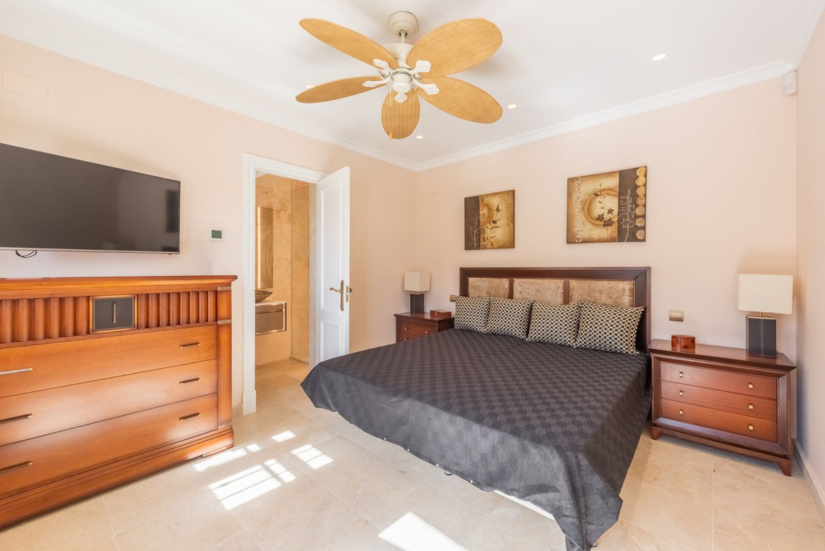 6 Bedroom Villa for Sale in Estepona — view 17