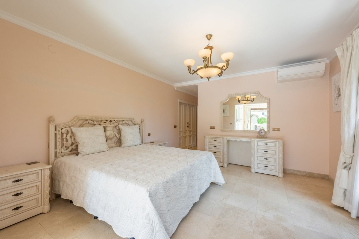 6 Bedroom Villa for Sale in Estepona — view 18