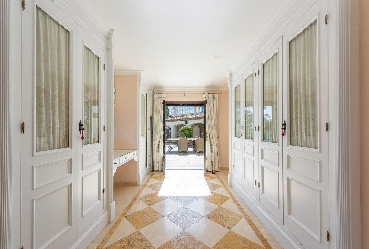 6 Bedroom Villa for Sale in Estepona — view 19
