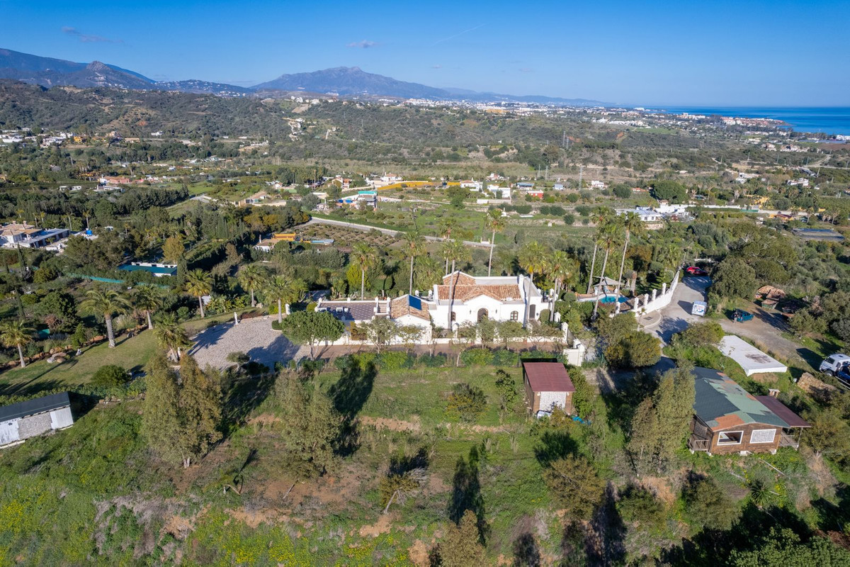 6 Bedroom Villa for Sale in Estepona — 4