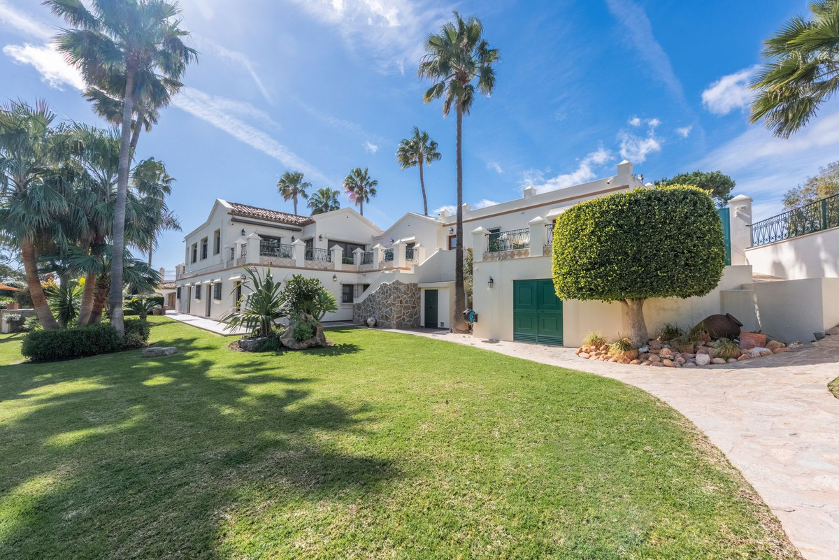 6 Bedroom Villa for Sale in Estepona — 6
