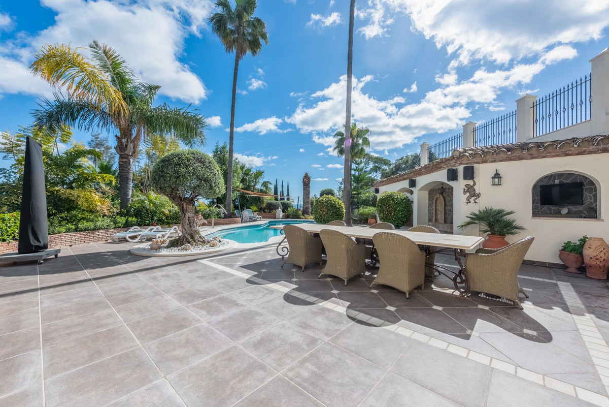 6 Bedroom Villa for Sale in Estepona — 8