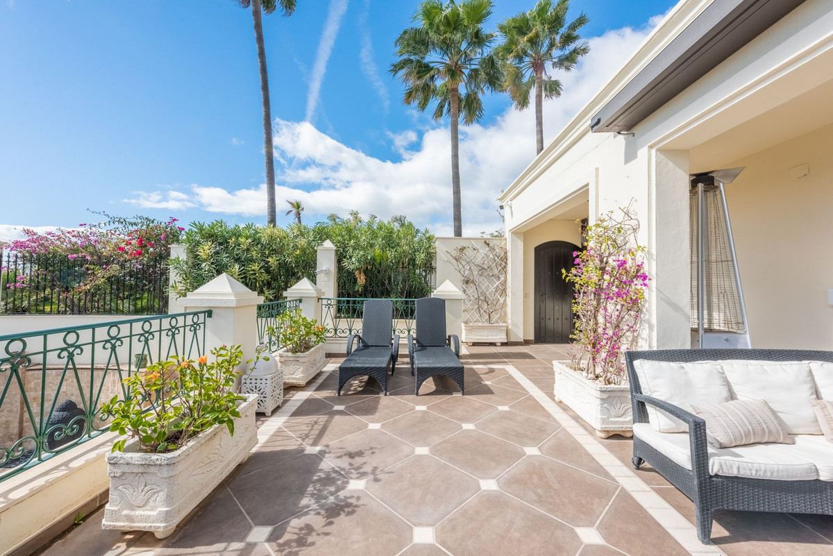 6 Bedroom Villa for Sale in Estepona — 9