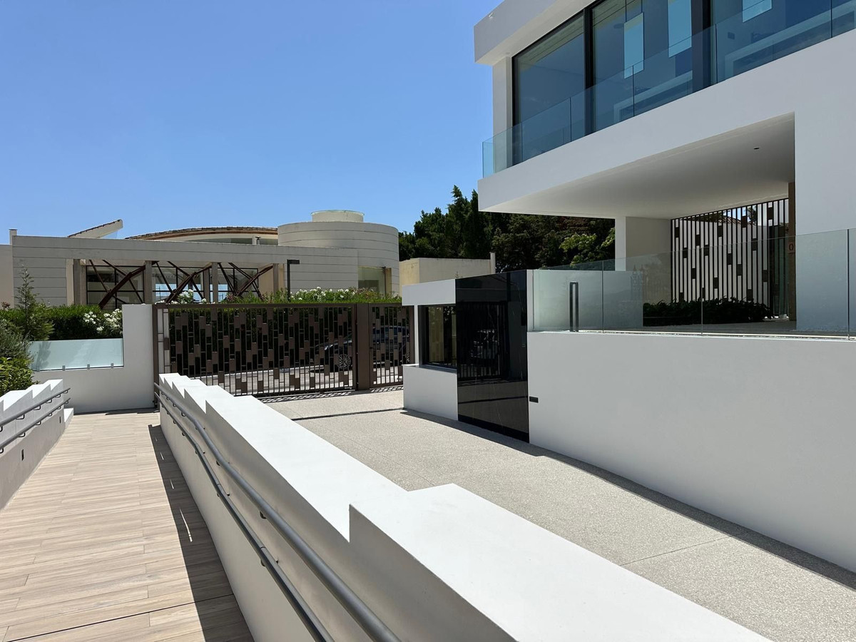 4 Bedroom Villa for Sale in Nueva Andalucía — 3