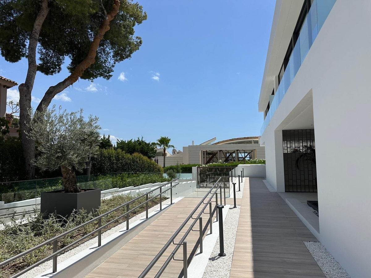 4 Bedroom Villa for Sale in Nueva Andalucía — 4