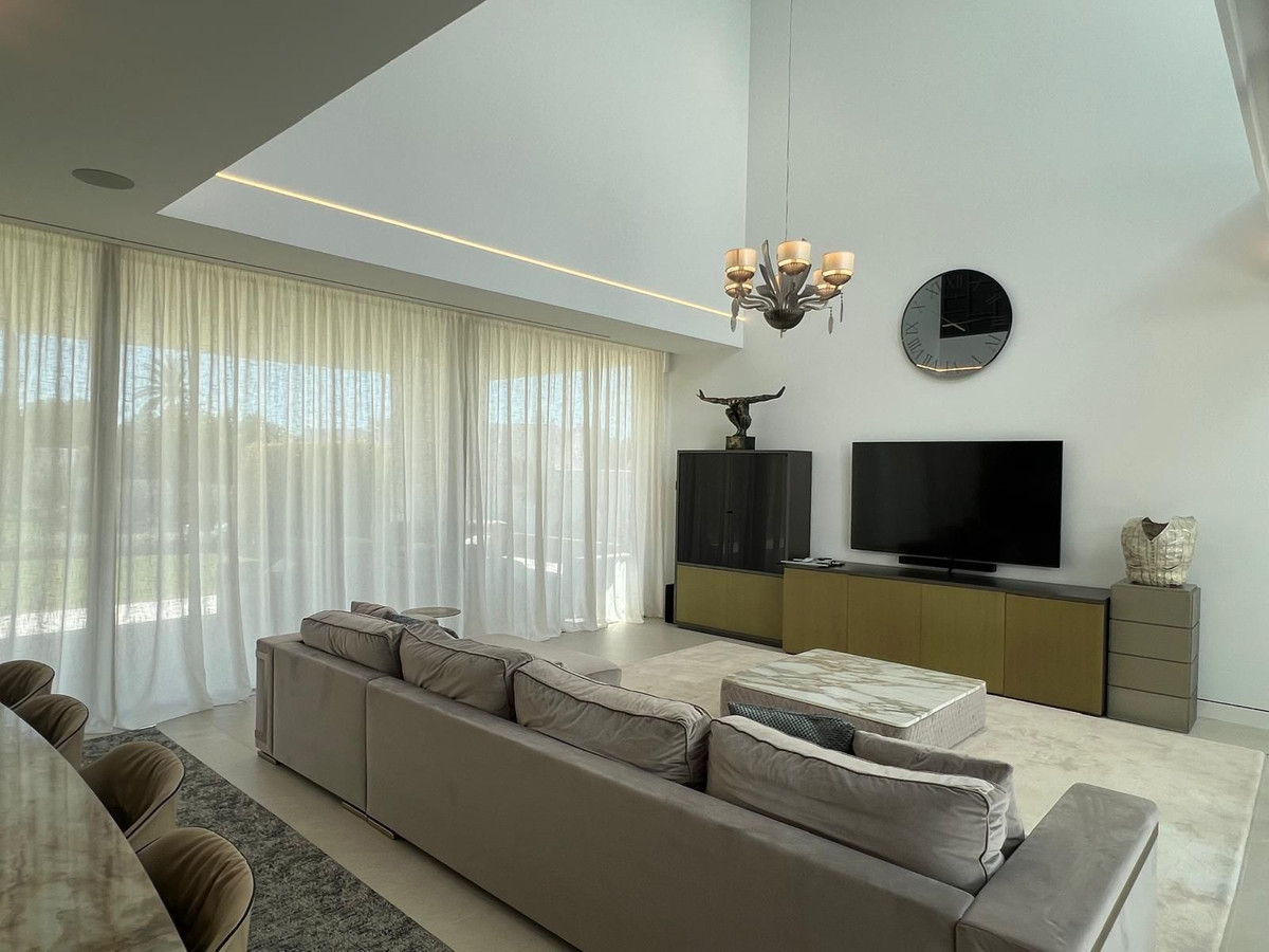 4 Bedroom Villa for Sale in Nueva Andalucía — 7