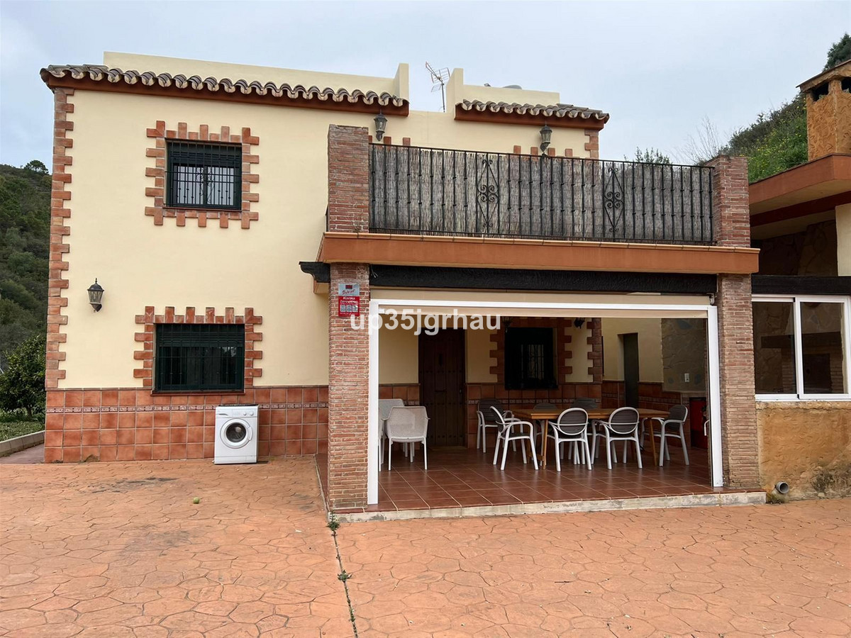 6 Bedroom Villa for Sale in Estepona