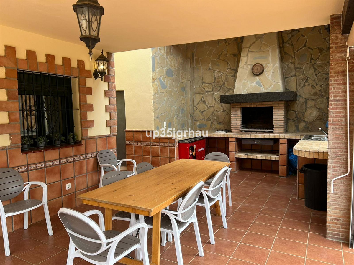 6 Bedroom Villa for Sale in Estepona — 2