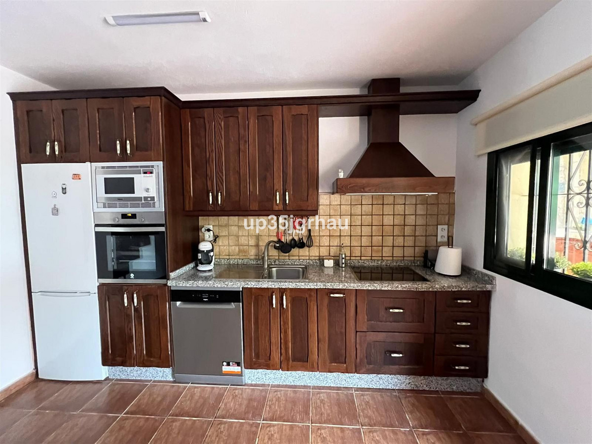 6 Bedroom Villa for Sale in Estepona — 3