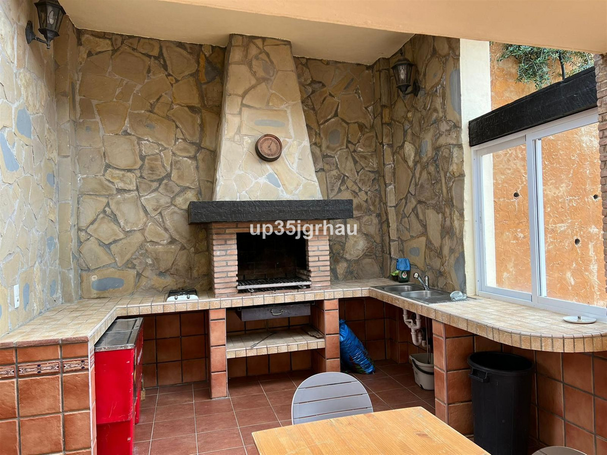 6 Bedroom Villa for Sale in Estepona — 6