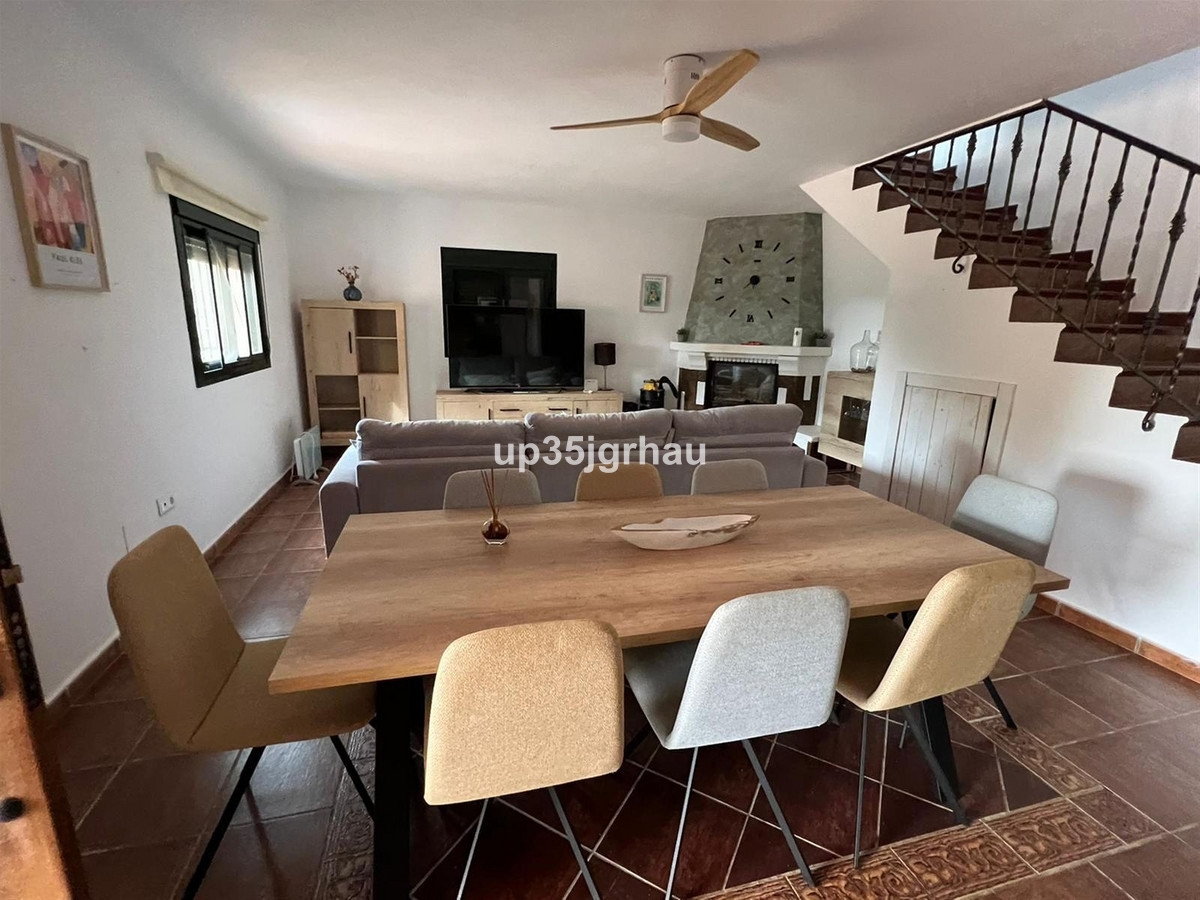 6 Bedroom Villa for Sale in Estepona — 8